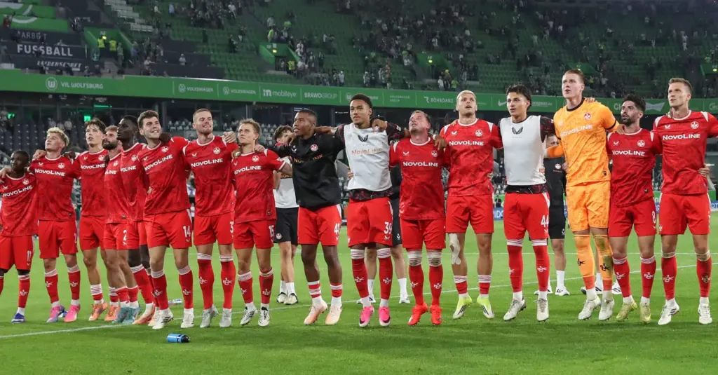 2. Bundesliga: Frust-Start für VfL Wolfsburg gegen 1. FC Kaiserslautern nach dem bitteren Abstieg - BILD