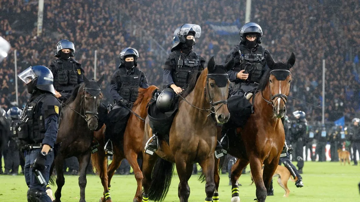 Pokal-Derby eskaliert: 30 Polizisten in Mannheim verletzt - BILD