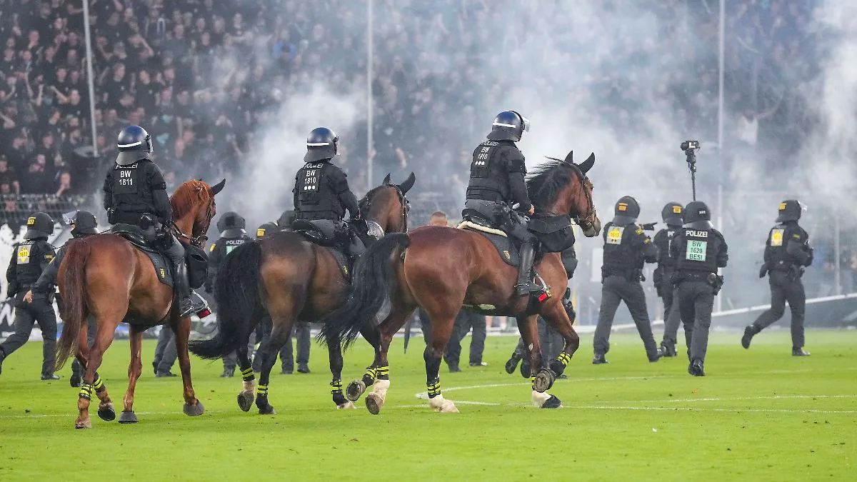 DFB-Pokal: Polizei stürmt Platz – Derby zwischen Lautern und Mannheim eskaliert! - BILD