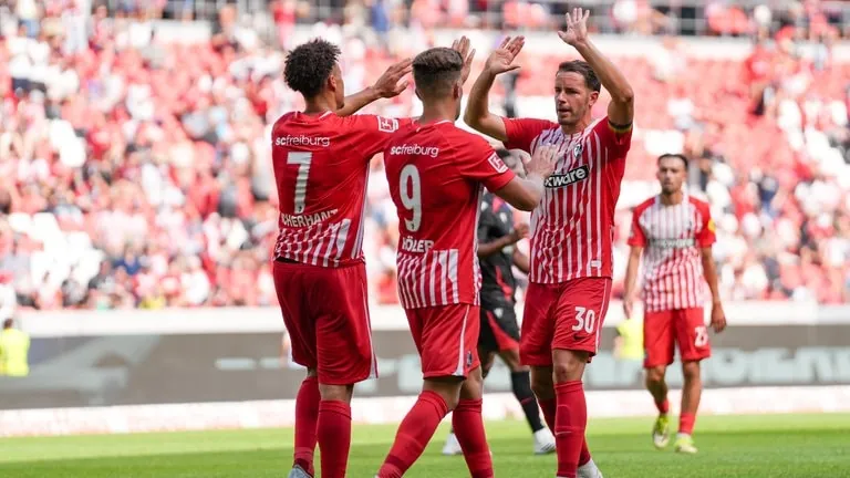 Spieler des SC Freiburg bejubeln ein Tor