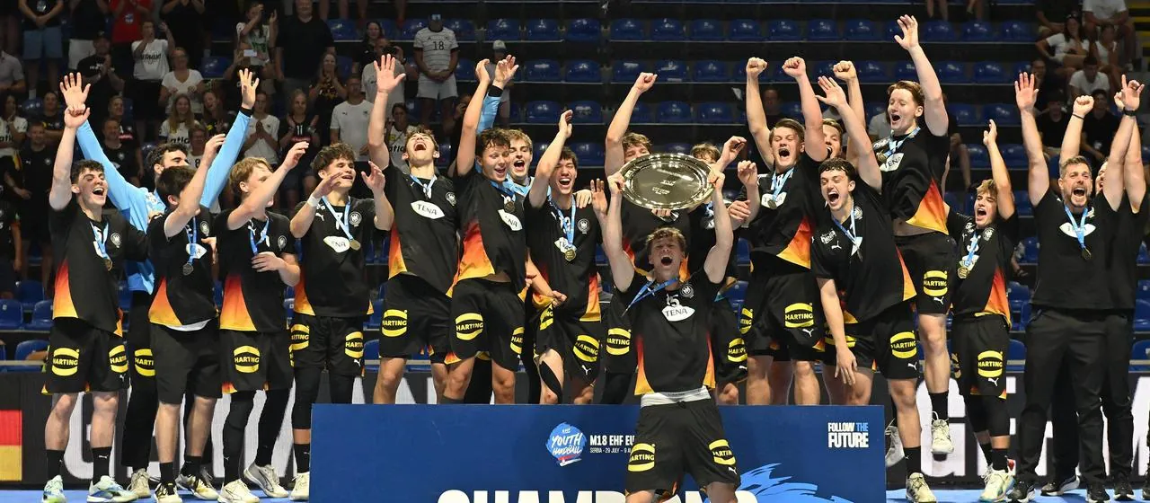 Die deutsche u18-Nationalmannschaft bejubelt den Gewinn der Europameisterschaft in Belgrad