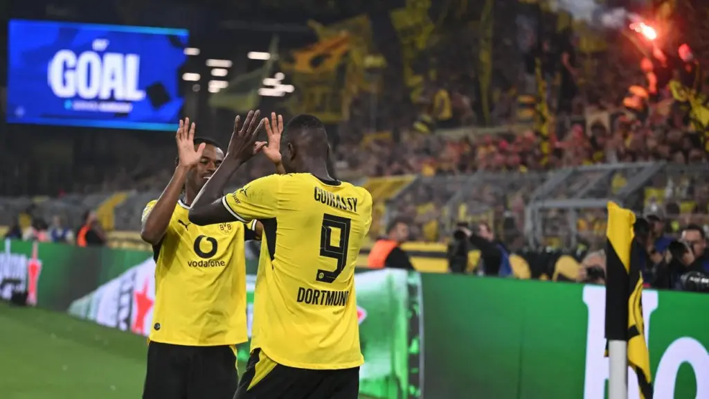 Auf Trage abtransportiert: BVB-Schock um Konstantinos Karetsas - BILD