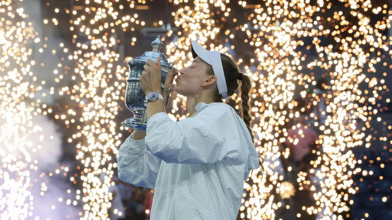 Elena Rybakina: Dritter Grand-Slam-Titel und Weltstars schauen zu - BILD