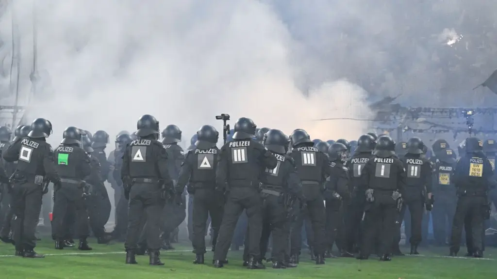 DFB-Pokal: Pyrotechnik zurück in den Fanblock geworfen? – Ermittlungen gegen Polizisten