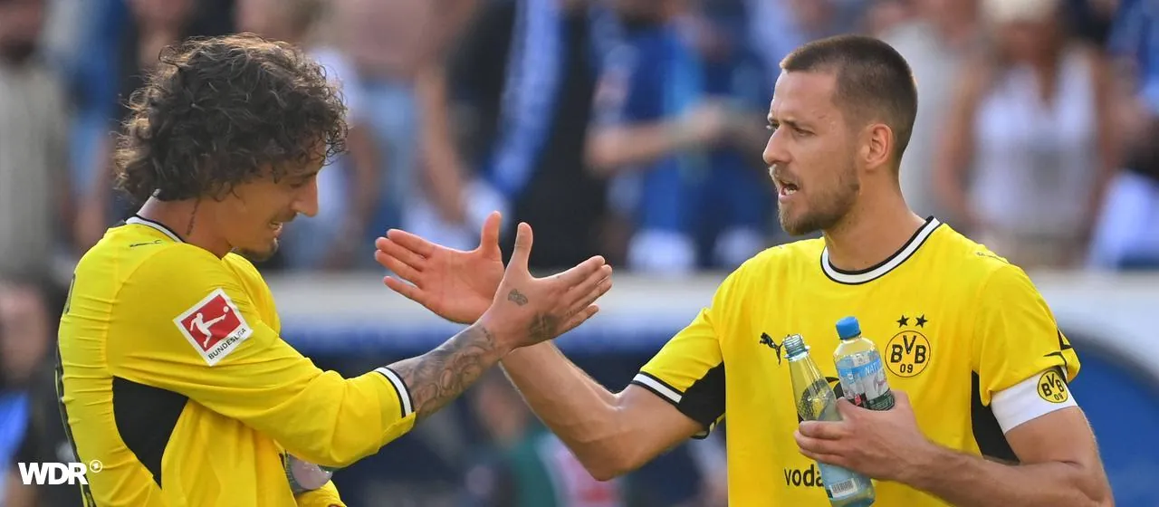 Dortmunds Fabio Silva (l.) und Waldemar Anton klatschen sich ab