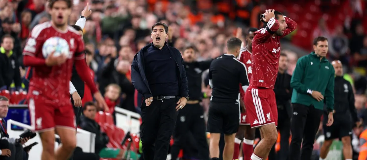 Liverpool-Coach Andoni Iraola reagiert während des Spiels gegen Atlético an der Seitenlinie