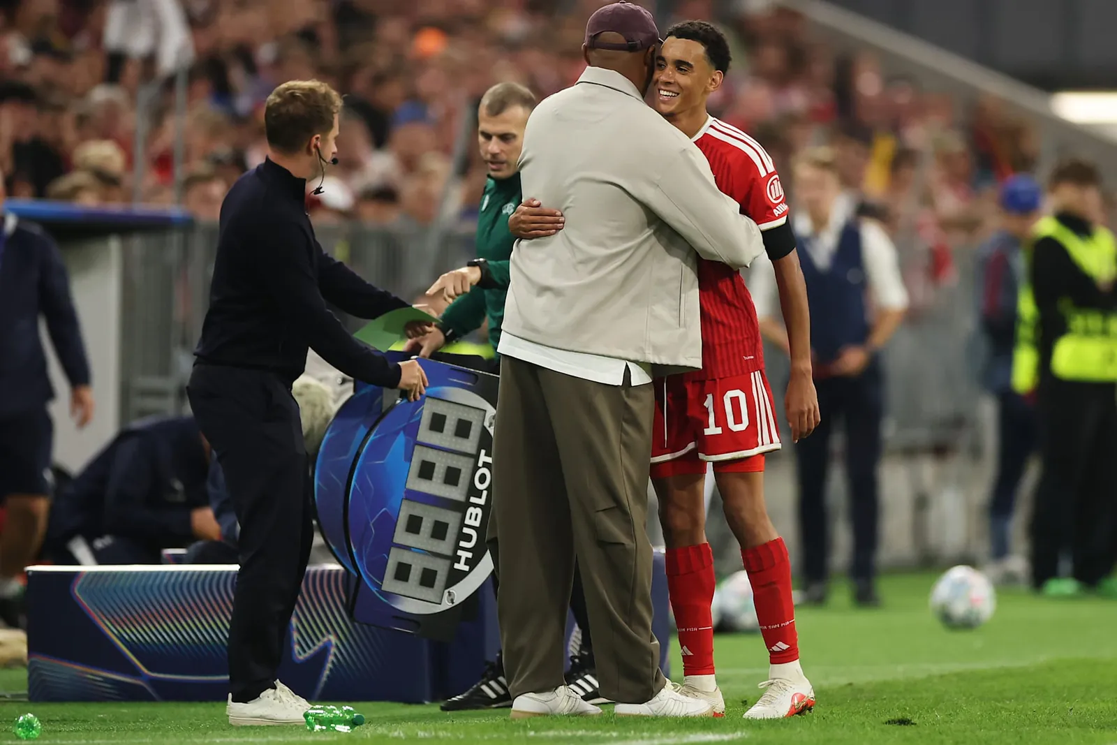 Stolz, Erleichterung, Glückseligkeit – Kompany und Musiala liefern am Spielfeldrand die Szene des Spiels
