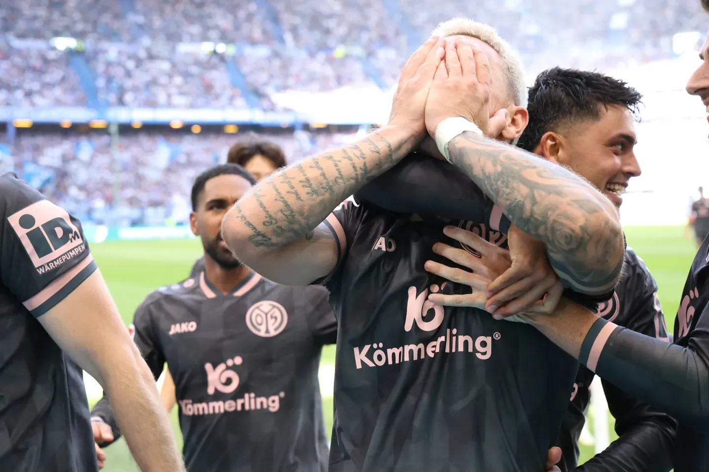 Mainz feiert Torschützen Tietz
