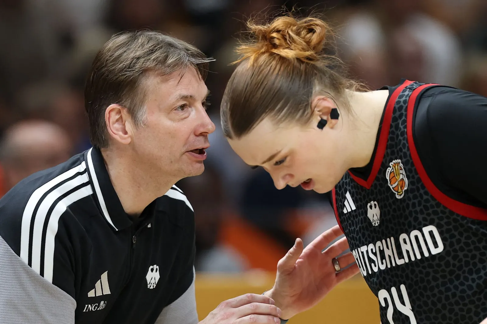 Bundestrainer Lange spricht mit Lina Sontag