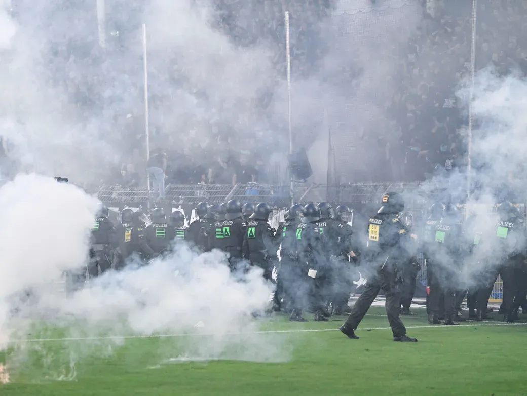 Polizisten auf dem Feld im Carl-Benz-Stadion in Mannheim während der Spielunterbrechung