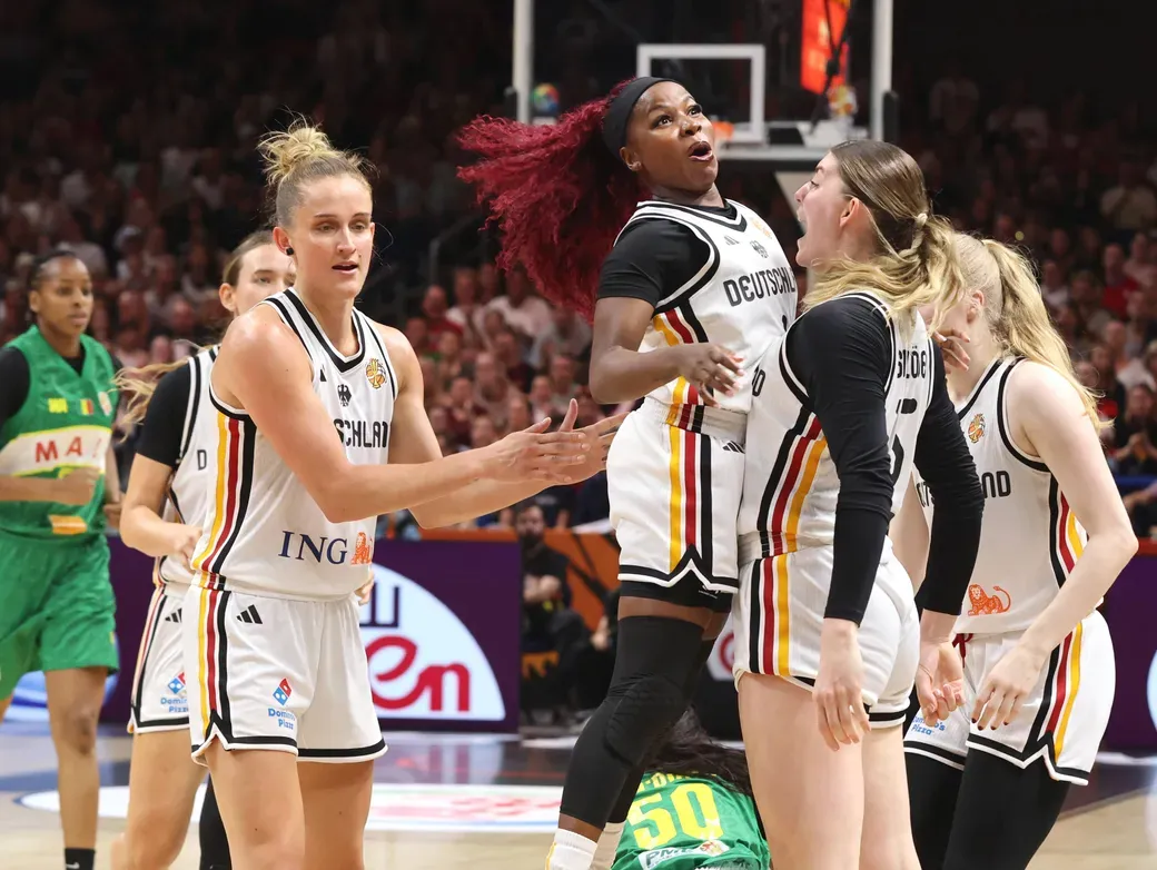 Eine Runde weiter: Deutschland um Leonie Fiebich (l.), Alexis Peterson-Smalls und Luisa Geiselsöder