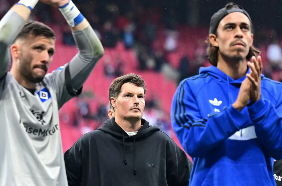 Daniel Heuer Fernandes, Merlin Polzin und Yussuf Poulsen nach Leipzigs 5:0 gegen den HSV auf dem Rasen.