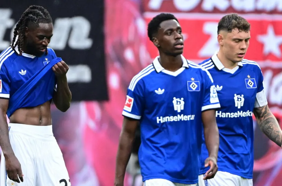Moffi, Torunarigha, Lokonga und Remberg vom HSV nach dem 4:0 gegen RB Leipzig auf dem Spielfeld.